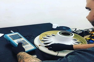3小型飞机的轮毂进行涡流检测.jpg